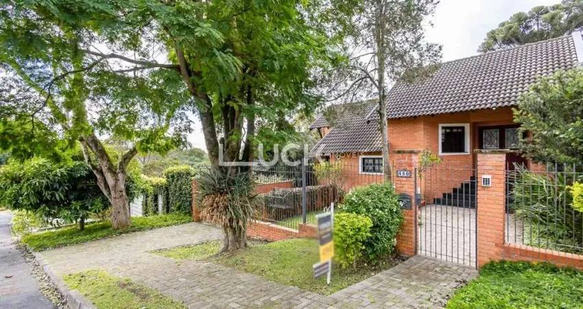 Casa Ampla com Muito Potencial com 318 m² de área construída e Terreno de 572 m² no Bairro  Vista Alegre em Curitiba/PR