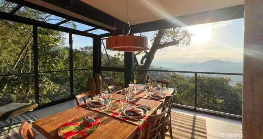 Casa moderna envidraçada: vista permanente na mantiqueira