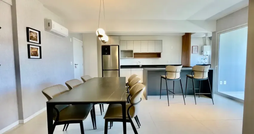 Apartamento porteira fechada na pedra branca decorado e mobiliado, com suite e sacada com churrasqueira