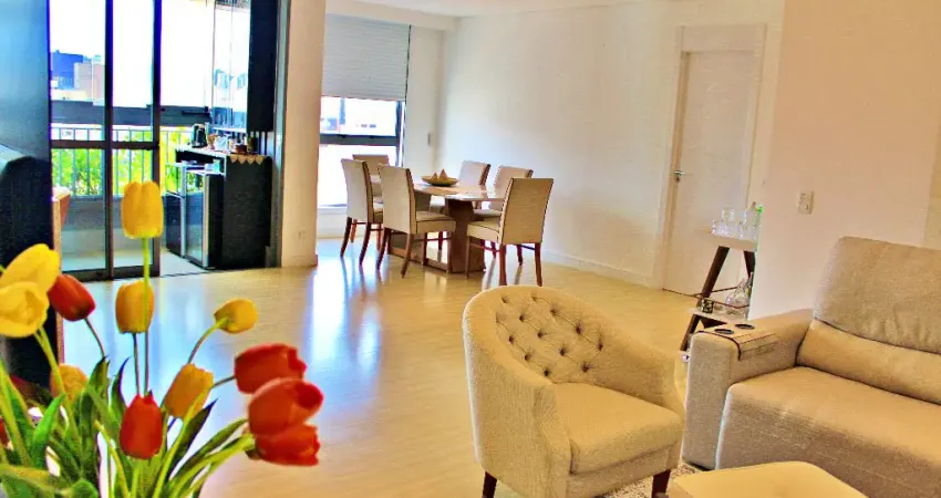 Mobiliado, pronto para morar ou investir no Centro de Curitiba.
