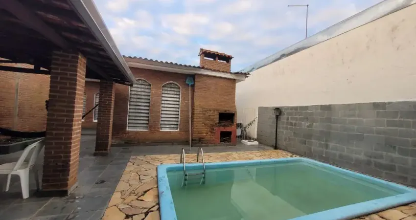 Oportunidade no Jd. Satélite. Casa com piscina e ponto comercial.