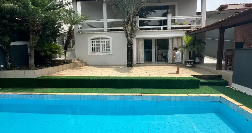 Casa térrea em Atibaia com piscina, churrasqueira e salão de jogos