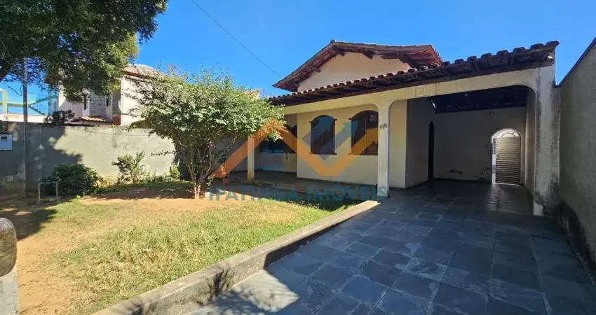 Casa térrea de 3 quartos e 2 vagas no Imbaúbas em Ipatinga Viva na área mais valorizada do bairro Imbaúbas em Ipatinga, pertinho do Coelho Diniz, Sesi e Aapi.  Possui  - Sala tv; - Sala de jantar; - C