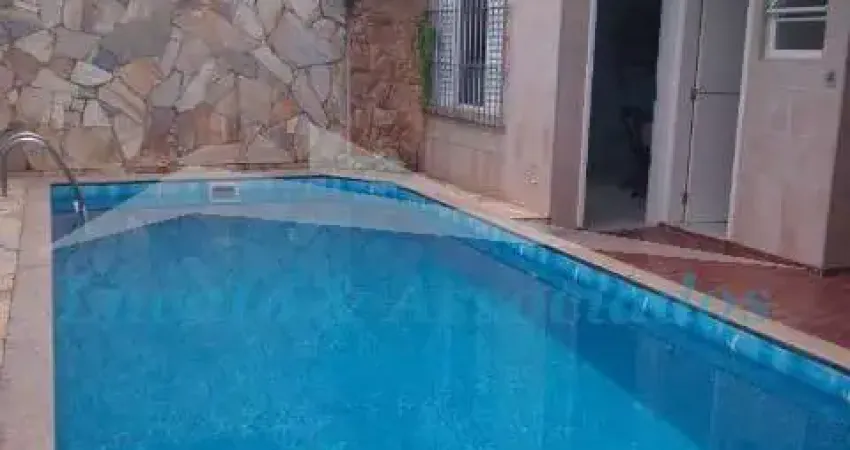 Casa independente na Ocian, 02 dormitórios sendo 01 suíte, com piscina.