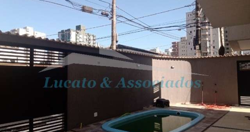 Sobrado na Vila Tupi, Praia Grande SP, sendo 03 dormitorios (02)com sacada, 01 suite, 01 vaga, 01 sala, 02 banheiros, piscina, 300 m praia, excelente