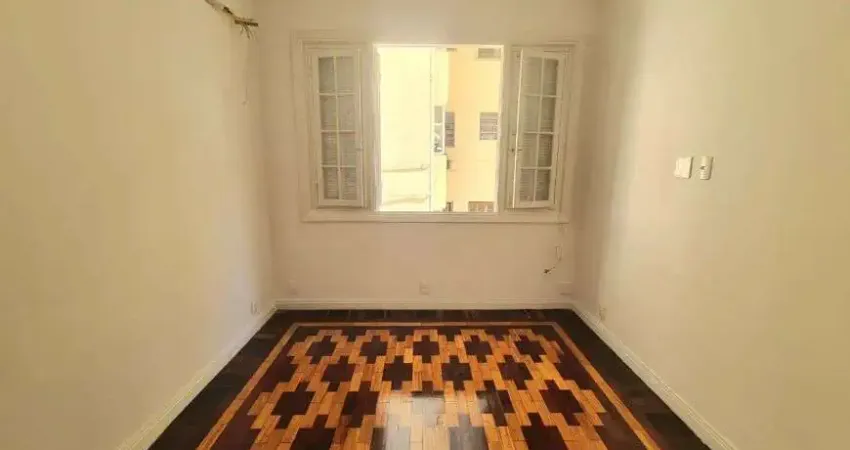 Conjugado reformado 30 m² com 1 quarto- Copacabana