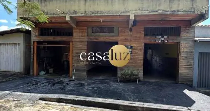 Casa com 2 lojas localizada no bairro Santo Antônio/ Sarzedo
