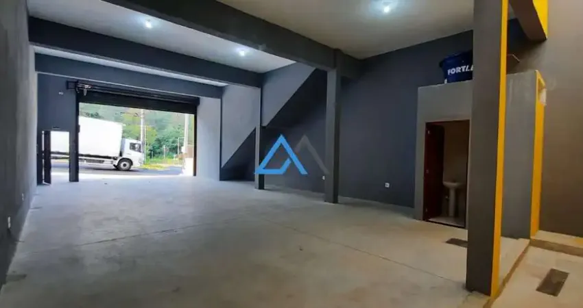 Salão comercial com 240 m², ideal para diversos tipos de atividades comerciais e de serviços.