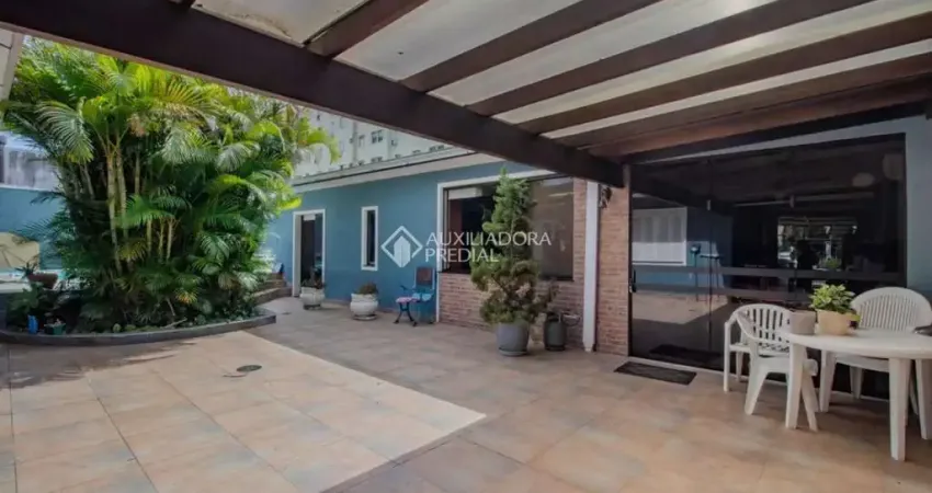 Casa em condomínio fechado com 3 quartos para alugar na Rua Ari Barroso, 367, Sarandi, Porto Alegre