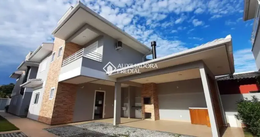 Casa em condomínio fechado com 3 quartos para alugar na Servidão Aroeiras do Gramal, 486, Campeche, Florianópolis