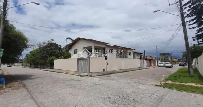 Apartamento com 2 quartos para alugar na Rua Fermino Hemenegildo dos Santos, 302, Carianos, Florianópolis