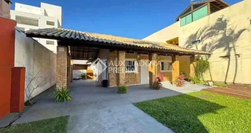 Casa em condomínio fechado com 3 quartos para alugar na Rua Rodolfo Hickel, 538, Canasvieiras, Florianópolis