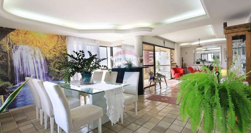 Apartamento com 217m quadrados de alto padrão com 4 quartos, sendo 2 suítes + dependência completa.