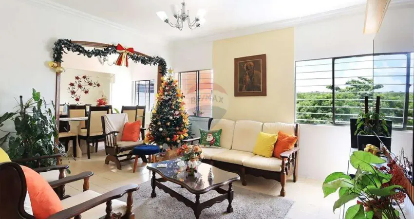 Apartamento de 82m reformado, com 3 quartos, wc social, 2 salas, cozinha e área de serviços.