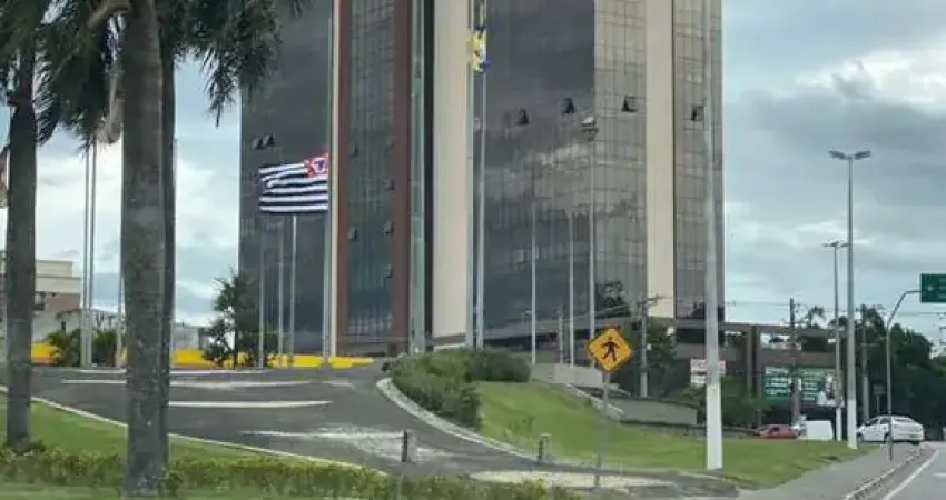 Frente a Praça das Bandeiras esquina com Rodovia Castelo Branco