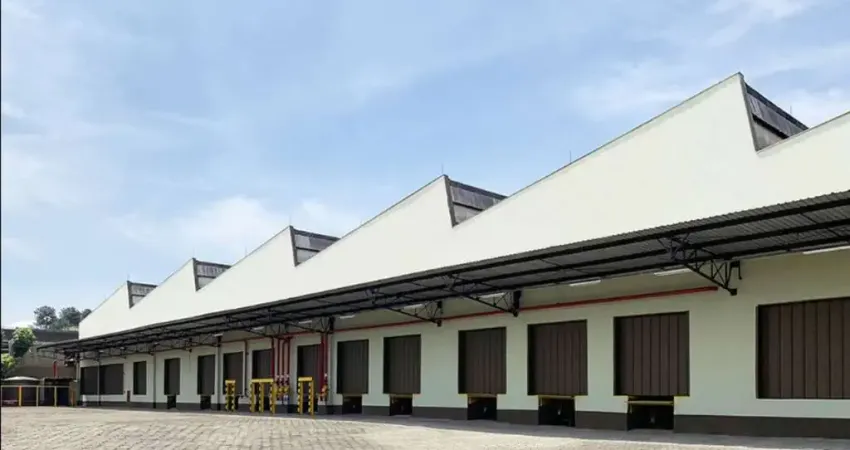 Galpão para alugar em Alphaville, Barueri voltada para a Rodovia Castelo Branco.
