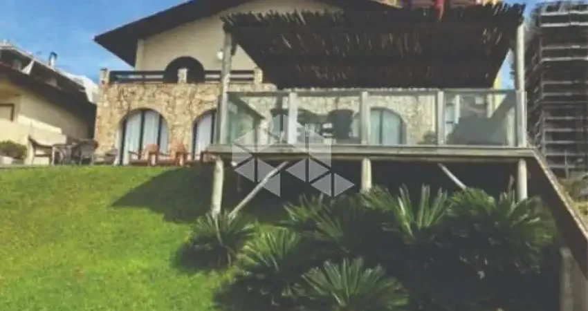 Casa frente Mar Piçarras em terreno de 1.102m2 com 6 suítes, 450m2 de área construída.
