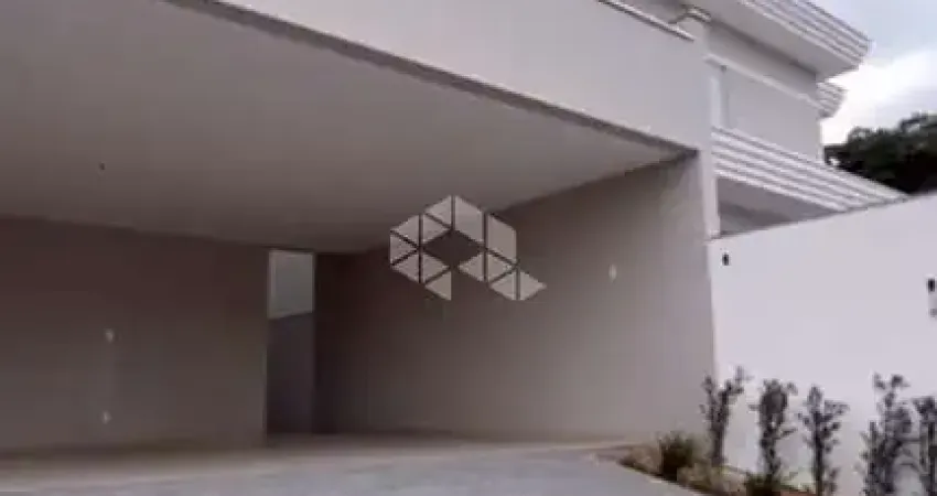 CASA A VENDA COM 4 QUARTOS SENDO 2 SUÍTES NO BAIRRO GLÓRIA
