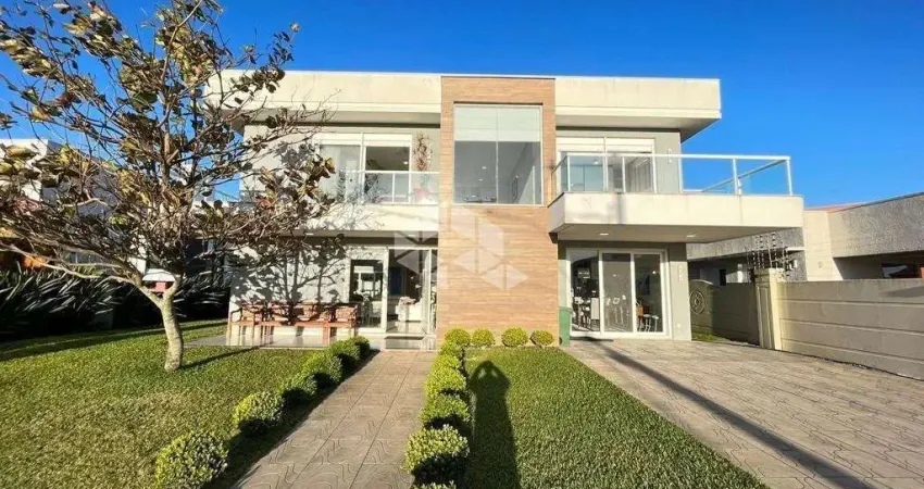 Sobrado à venda, com 4 dormitórios, 2 vagas, no condomínio Malibu, Xangri-Lá/RS