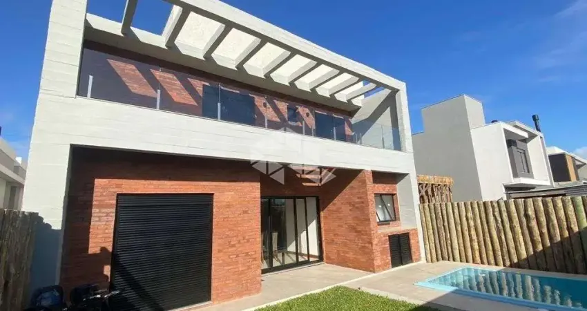 Sobrado à venda, com 4 quartos/dormitórios, 2 vagas/box, no condomínio Blue, Xangri-Lá/RS
