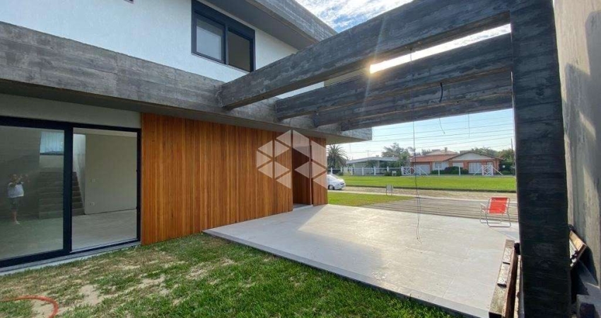Casa à venda, com 4 quartos/domitórios, 2 vagas/box, no bairro em Atlântida, Xangri-Lá/RS