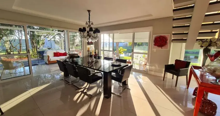 Casa 4 suítes, living 3 ambientes, pé direito duplo, com pátio beira lago, no condomínio Bosques de Atlãntida - Xangri-lá/RS.