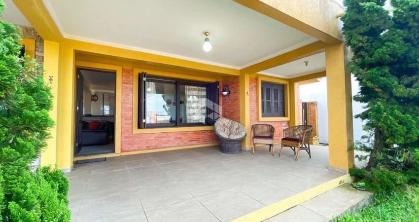 Casa 04 dormitórios, sendo 2 na casa principal e mais 2 no anexo aos fundos  -Living integrado com churrasqueira  -Mobilia,AV BEIRA MAR, RAINHA DO MAR