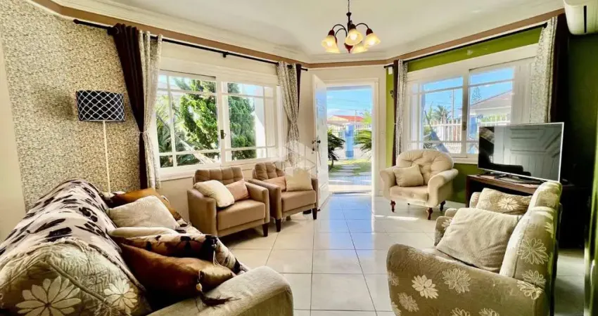 Casa com 1 suíte com hidromassagem e closet  + 1 dormitório , 1 banheiro social , Living amplo integrado , Cozinha americana na Praia da Rainha do Mar