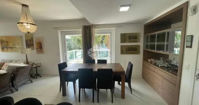 Apartamento 03 quartos, 01 suíte, mobiliado e decorado, na Avenida Central em Atlântida/RS.