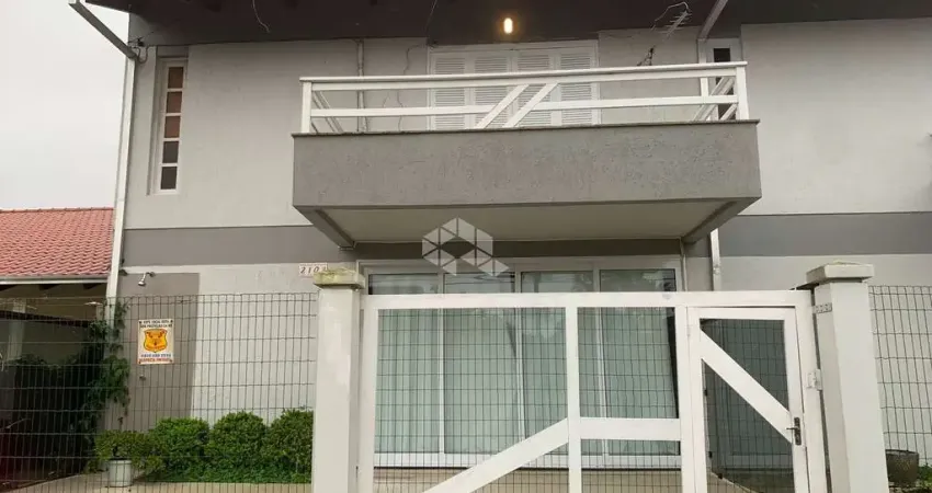 Casa  03 dormitórios, 01 suíte, sacada, living 3 ambientes amplo, no centro de xangri-lá/rs.