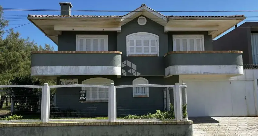 Casa a uma quadra do mar, com 02 dormitórios/ Suítes ambos com sacada, mobiliado, no Centro de Xangri-lá/RS.