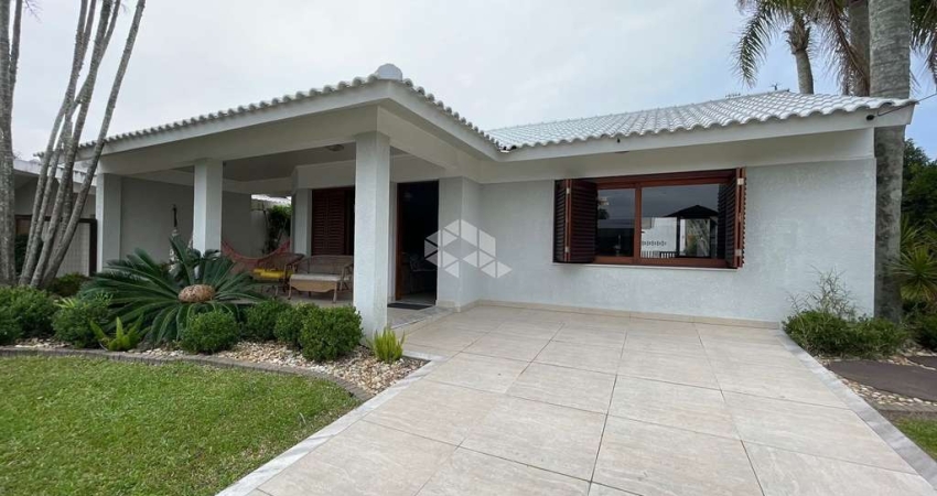 Casa 03quartos/dormitórios/suíte, piscina e 02 vagas/box em Xangrilá!