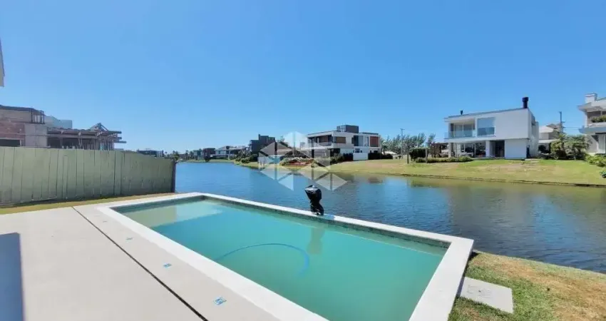 Sobrado Beira-Lago no Condomínio Celebration, Xangri-Lá - 5 Suítes, Elevador e Piscina Privativa