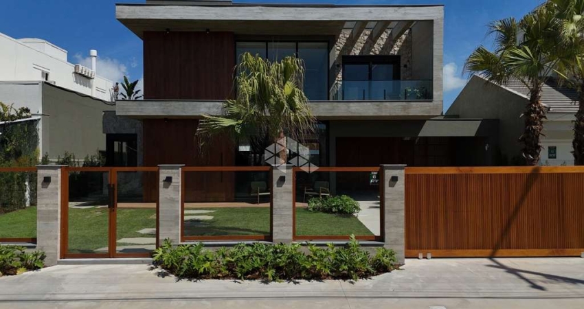 Casa Rua Guaia das Pedras Atlântida com 350,00 M²   ,Lote com 648 M² ( 18x36) ,05 Suítes sendo 02 no Térreo  ,Lavabo  ,Mobilada  ,Decorada