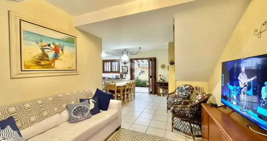 Duplex à venda, com 3 dormitórios, 1 vaga, no centro de Xangri-lá/RS