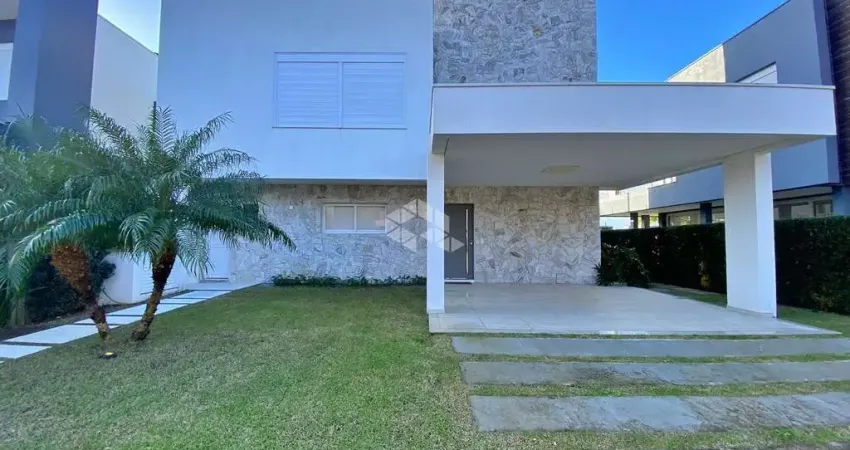 BELISSÍMA CASA NO CONDOMÍNIO SEA COAST COM VISTA PARA O LAGO, EM XANGRI-LÁ/RS.
