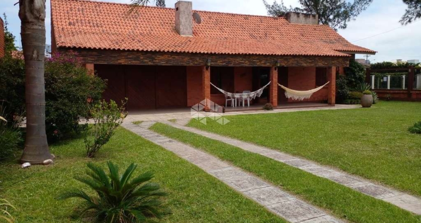 Casa 03 quartos/dormitórios e 02 vagas/box, em Xangrilá!