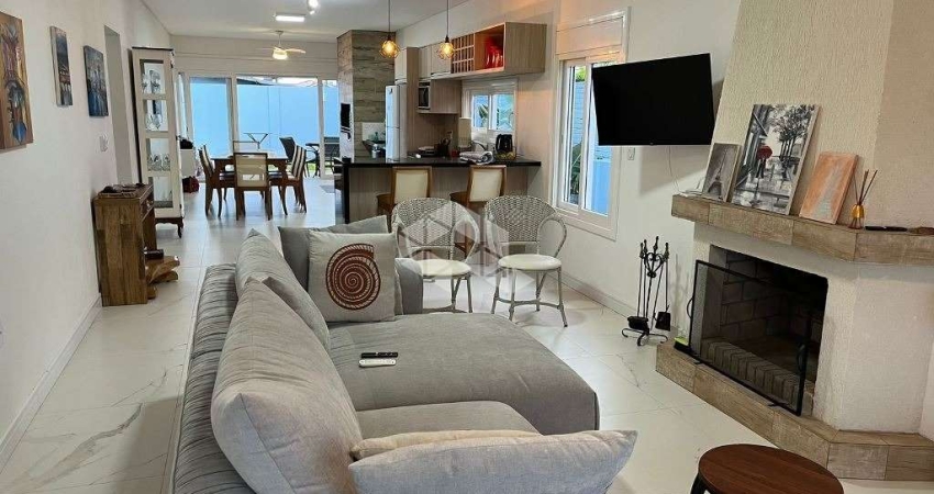 Casa 3 dormitórios, 1 suíte, com piscina no Centro de Xangri-lá