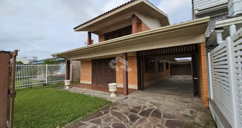 Casa 03 quartos, sacada, sala de estar com lareira,  em Xangri-Lá/RS.