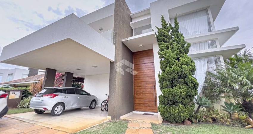 Casa de esquina com 4 suítes, living 3 ambientes, pè direito alto, no condomínio Quintas do Lago - Xangri-lá/RS.