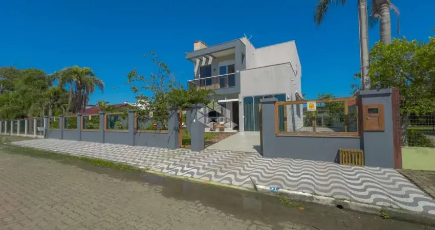 Casa/sobrado em atlântida com 3 dormitórios 2 suítes 3 vagas e piscina