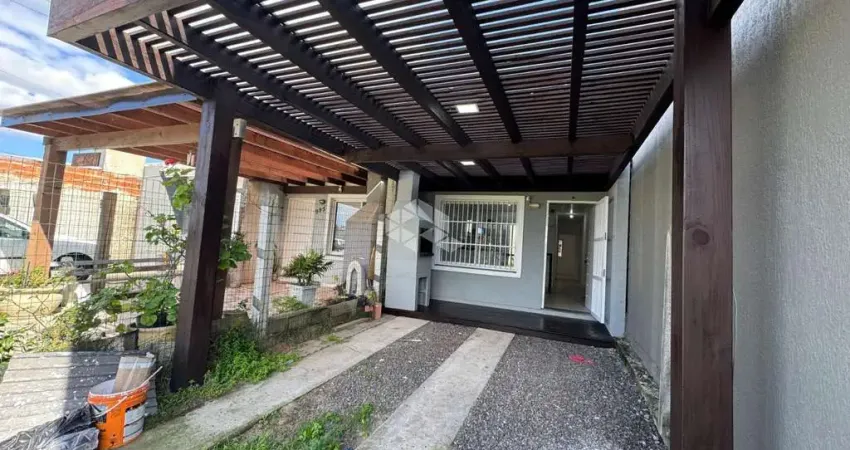 Casa com 02 dormitórios, banheiro social, ambiente integrado em noiva do mar, xangri-lá.