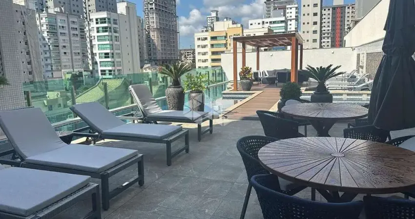 Apartamento 04 quartos sendo 04 suítes e 03 vagas de garagem.