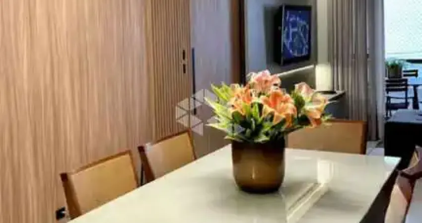 Apartamento com 2 dormitórios sendo 1 suíte, com 1 vaga de garagem a 40m mar