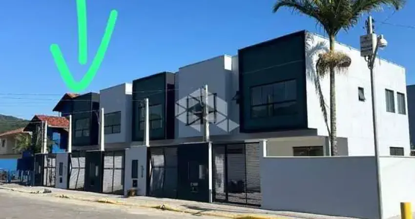 Sobrado novo com 3 dormitórios sendo 1 suíte, com 2 vagas de garagem em porto belo