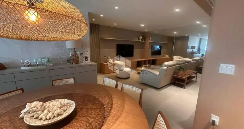 Apartamento mobiliado e decorado com 4 quartos sendo suítes e 3 vagas na praia brava em itajaí