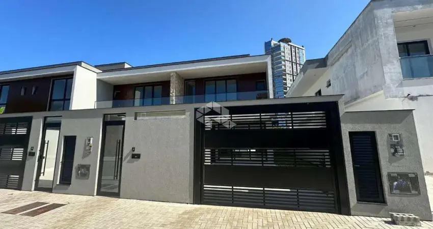 Casa alto padrão com 3 suítes e 1 vaga de garagem próximo a praia do Fagundes em Porto Belo