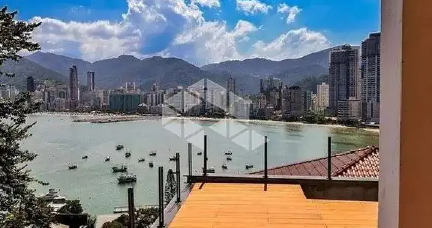 Casa com 4 suítes e 4 vagas de garagem no Canto da Praia em Itapema com espetacular vista para o mar