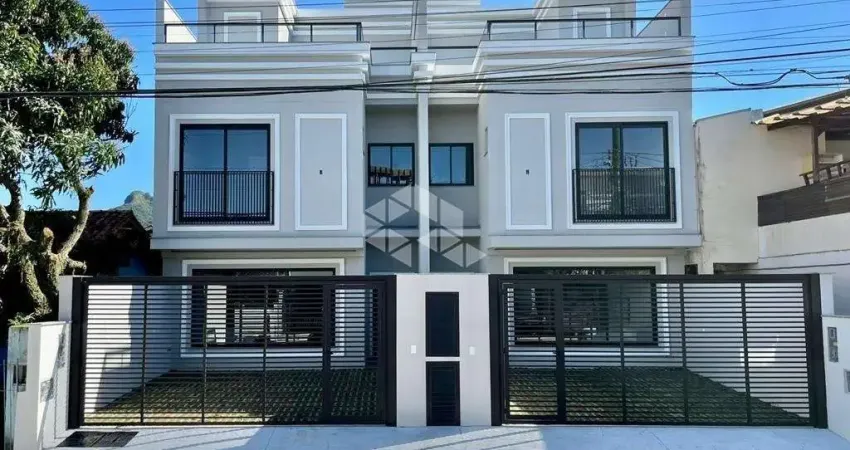 Casa Triplex 03 Dormitórios , sendo 03 Suítes e 02 Vagas de Garagem