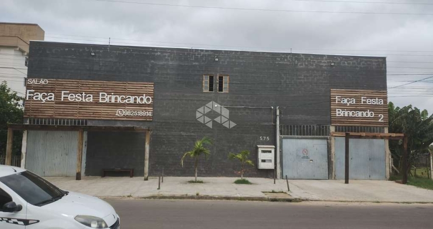 Terreno com prédio comercial e casa construídos